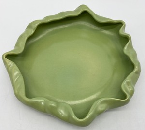 lot 300 image: Vintage MCM Green METLOX POPPYTRAIL Freeform Pottery Dish
