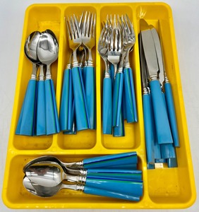 lot 313 image: Vintage MCM NORTHLAND Stainless ONEIDA SLIVERSMITHS Pilgrim Blue wNavy and Mint B108 Dishwasher Safe Flatware Set