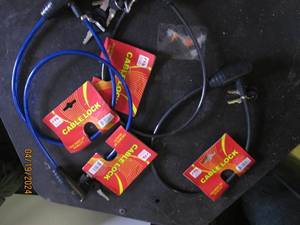 4 new cable locks with keys...