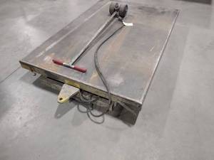 lot 9 image: American Lifts, Electric Scissor Li...