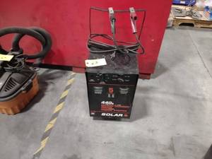 lot 23 image: Solar 440 Amp 6 Volt12 Volt Batter...