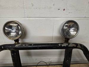 Front bumper light bar with 2 offroad lights