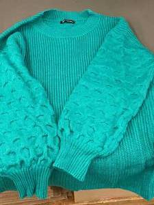 AK 4    Womans acrylic sweater M