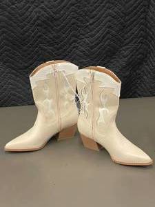 AK 4.   Womens size 8.5  Cowboy Boots