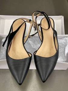 GA 3.    Womans shoes size 7