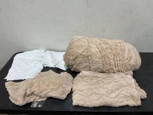 lot 249 image: Bedsure King Size 3 Piece Comforter Set