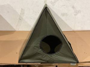 lot 195 image: Heated Cat House, Outdoor Cat House for Winter
