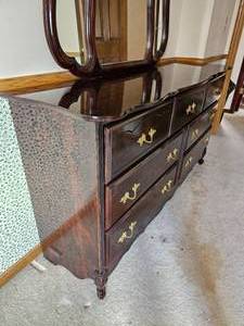 Traditional Mahogany Finish Vanity Dresser