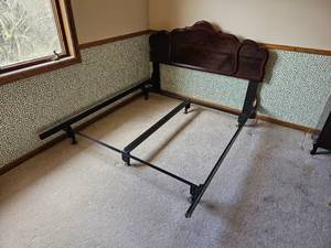 Traditional Mahogany Finish Full Bedframe