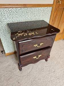 Traditional Mahogany Finish Nightstand
