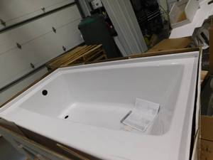 lot 170 image: Delta Classic 500 60 in. x 32 in. Soaking Bathtub with Left Drain in High Gloss White