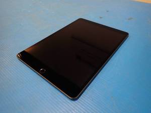 lot 34 image: 2019 Apple&nbspiPad Air A2153  64GB of storage  Cellular Carrier Unlocked  Includes Charging Cable &nbspLight scratches on top half of screen