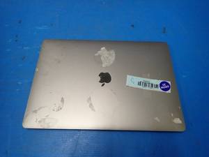 lot 38 image: Apple&nbspMacBookPro13,3 &nbspINTEL CORE I7-6920HQ 2.9 Ghz  16GB LPDDR SDRAM  500GB HD  15.4 screen with 2880 x 1800 Resolution  Includes IOS and Charger  Key marks on screen
