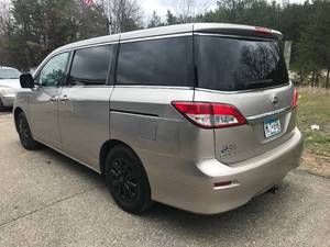 lot 3 image: 2011 Nissan Quest S