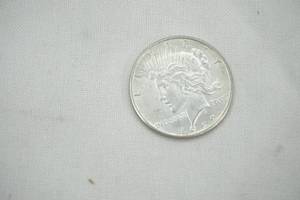 lot 5 image: 1922 Peace Dollar