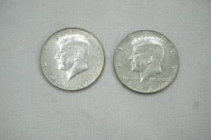 lot 15 image: 2 - 1967 Kennedy Half Dollars