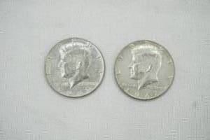 lot 18 image: 2 - 1967 Kennedy Half Dollars