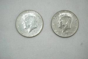 lot 21 image: 2 - 1967 Kennedy Half Dollars