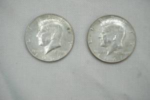 lot 23 image: 2 - 1967 Kennedy Half Dollars