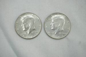 lot 24 image: 2 - 1967 Kennedy Half Dollars