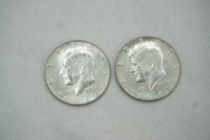 lot 25 image: 2 - 1968 Kennedy Half Dollars