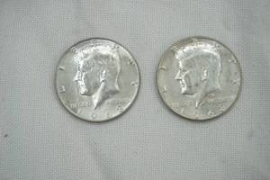 lot 26 image: 2 - 1968 Kennedy Half Dollars