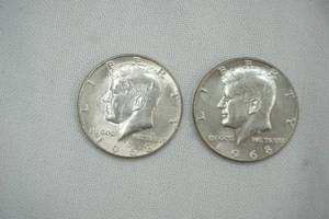 lot 28 image: 2 - 1968 Kennedy Half Dollars