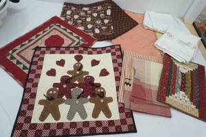 lot 39 image: Table Cloths, Table runner, pillow cases