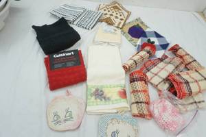 lot 91 image: Kitchen Linens , Cloth Napkins, hot pads, dish cloth, and towels