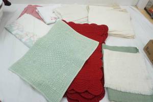 lot 92 image: Rummy Royal Table cloth, variety of placemats, table cloth