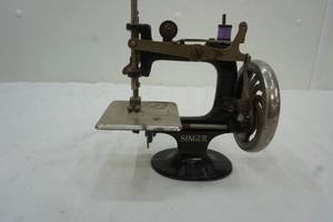 lot 139 image: Vintage Singer Sewing Machine
