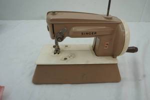 lot 140 image: Vintage Singer Sewing Machine
