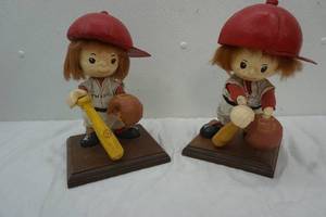 lot 152 image: 2 Vintage Papermache Baseball Players