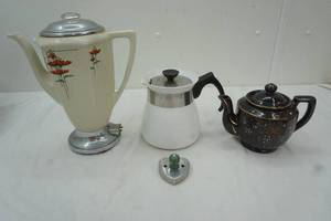 lot 170 image: Vintage Electric Royal, Corning 7 cup pot, vintage cookie cutter, & tea pot
