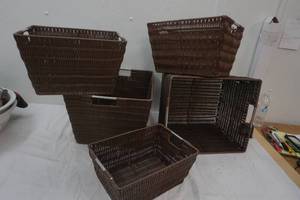 lot 193 image: 5 Dark Brown Wicker Baskets with Handles