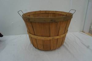 lot 206 image: Bushel Apple Basket