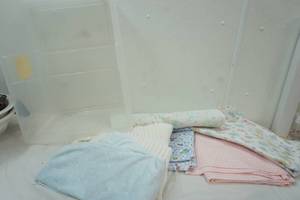 lot 226 image: Quilting material
