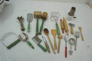 lot 159 image: Vintage Wood Handle Cooking Utinsels