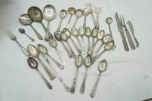 lot 243 image: Vintage flatware, Oneida silver plate and more