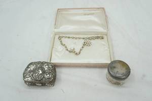 lot 242 image: Vintage Jewlery