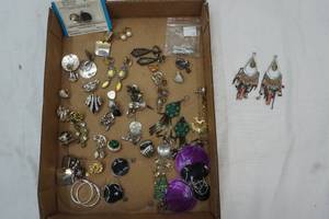 lot 267 image: Vintage Clip and Pierced Earrings