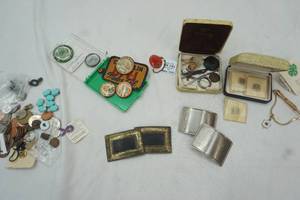 lot 271 image: Collectable Buttons, coins, 4H Buttons amd more
