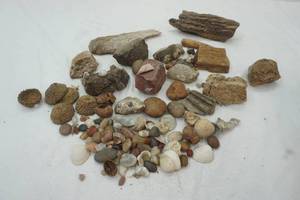 lot 310 image: Lot of unpolished Rocks