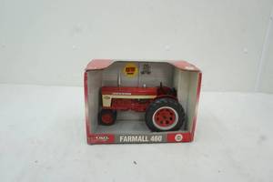 lot 321 image: Ertl Farmall 460 tractor
