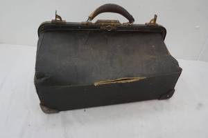 lot 322 image: Vintage Travel Case