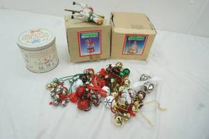 lot 335 image: Holiday decor