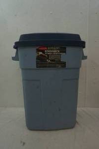lot 370 image: Rubbermaid 30 gallon trash container