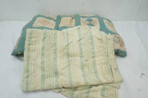lot 383 image: Vintage quilts