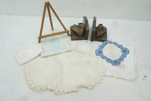 lot 390 image: Vintage linens