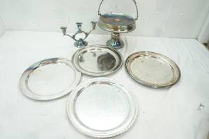 lot 413 image: souivenir serving platters